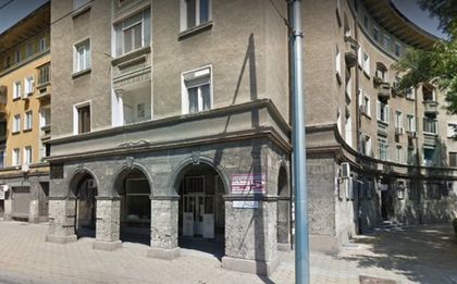 Патилата на един инвалид пред бюрото за карти