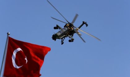 Истанбул: Военен хеликоптер се разби в сграда
