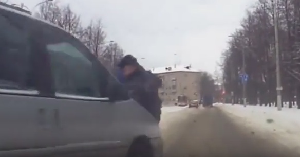 Милиционер спаси дете от връхлитаща го кола (ВИДЕО)