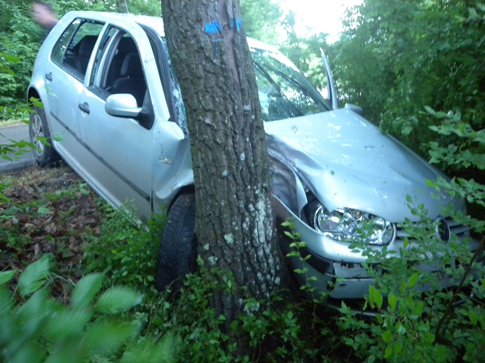 Пияна помля кола в дърво край Раднево, рани 4-годишно детенце