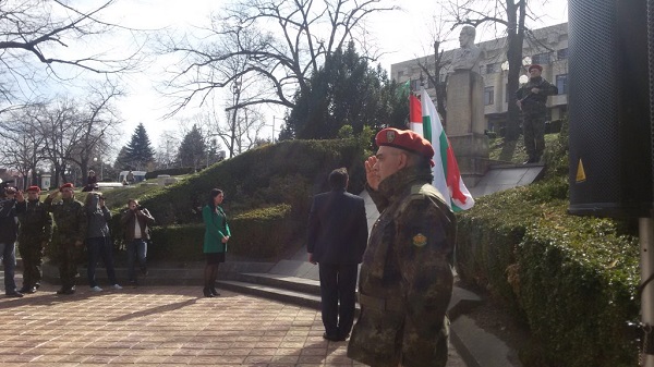 Шумен: Унгарският посланик Текла Харангозо и кметът Любомир Христов поднесоха венци пред паметника на Лайош Кошут