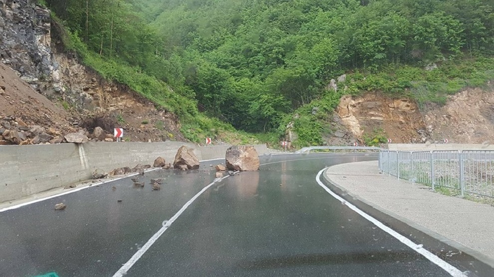 Дъждът събуди свалачища в Родопите, затворен е пътя Стойките - Смолян! Градушка удари Кричим
