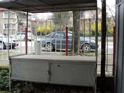 Мъж поръча съгражданин заради сергия! След побоя съдът пусна обвинените под домашен арест