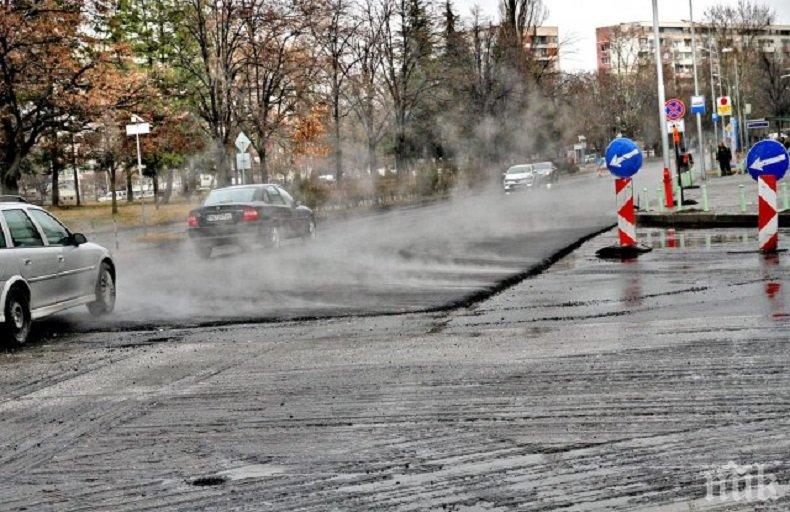 В Пловдив асфалтират булевард в дъжда