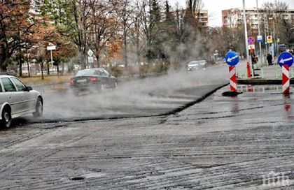В Пловдив асфалтират булевард в дъжда
