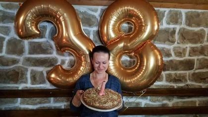 Директорка забучи мъжки полов орган на торта и гордо се показа! Ето какво обаче последва
