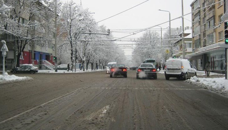 Новите тротоарни плочки по улица 