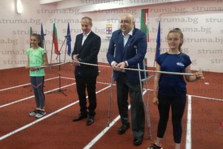 Откриха реновираната с 318 034 лв. лекоатлетическа писта в Кюстендил, министър Кралев и кметът Паунов прерязаха лентата