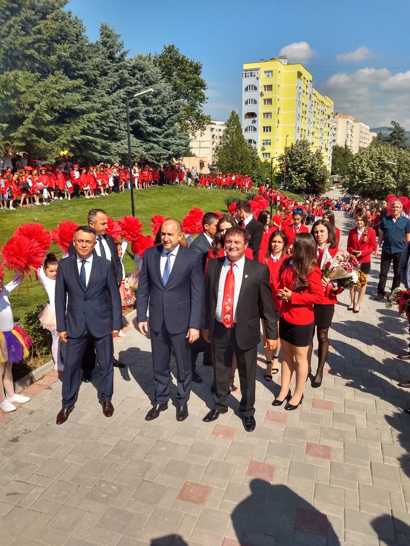 Президентът Румен Радев гостува на Кърджали по покана на учениците от Средно училище 
