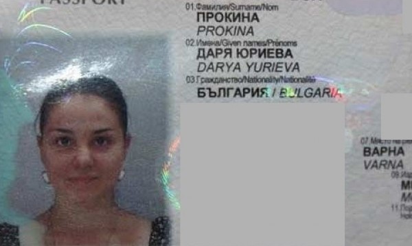 Българката, залята с киселина в Индия, излетя за Москва