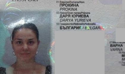 Българката, залята с киселина в Индия, излетя за Москва