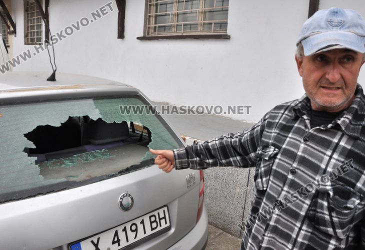 Хасковлийка потроши три коли, но полицията я остави на мира заради...