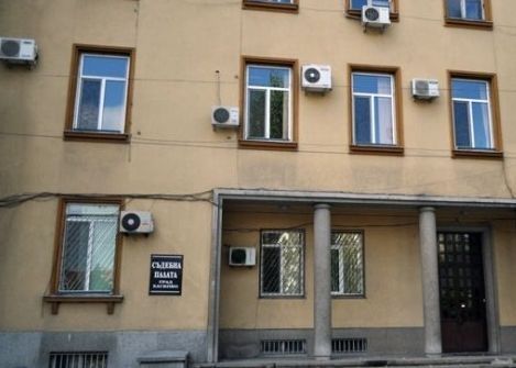 Невиждана гледка: Хасковският съд заседава на паркинг заради мъж в инвалидна количка