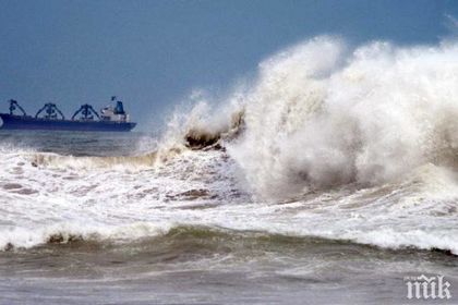 МЪРТВО ВЪЛНЕНИЕ! Синоптиците: Морето няма да се укроти в близките дни