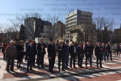 ФОТОНАБЛЮДАТЕЛ: Пролетният празник на Казахстан Науръз събра на площада в Благоевград много граждани и официални лица
