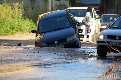 Булевард в Шумен погълна кола (СНИМКА)