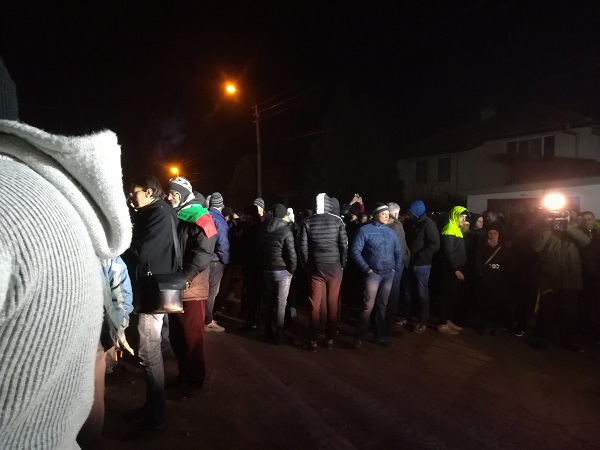 Пловдив: Около 100 жители на с. Войводиново се събраха в знак на недоволство срещу условните присъди на двамата мъже, пребили военнослужещ през януари
