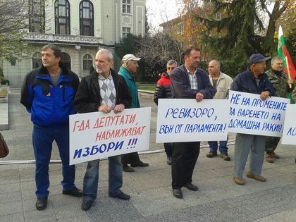 Ракиджиите въстанаха! Блокират пътя Пазарджик – Варвара (снимки)