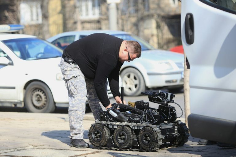 Полицейски робот-сапьор взриви съмнителен кашон пред Софийски университет (СНИМКИ)