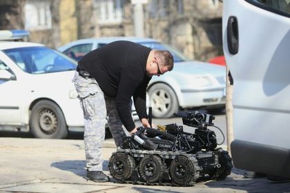 Полицейски робот-сапьор взриви съмнителен кашон пред Софийски университет (СНИМКИ)