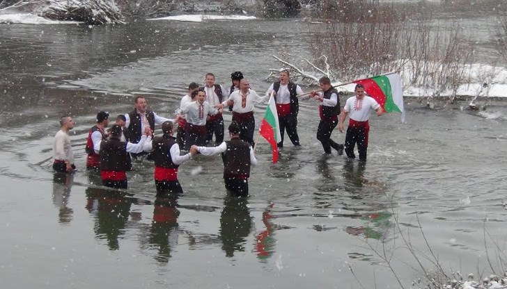 Мъжки хора се извиха в река Янтра край Русе