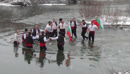 Мъжки хора се извиха в река Янтра край Русе