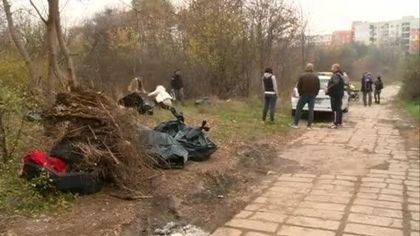 Почистват Ботаническата градина в