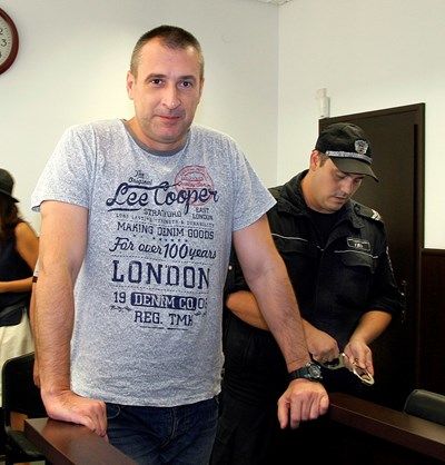 Полицаят с убитите родители в Пловдив изчете стотици страници по делото си в затвора