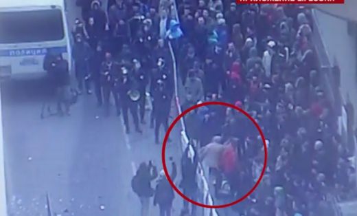 Пълно мазало в Москва: Обстрелват турското посолство с яйца и хартиени самолети (ВИДЕО)