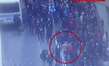 Пълно мазало в Москва: Обстрелват турското посолство с яйца и хартиени самолети (ВИДЕО)