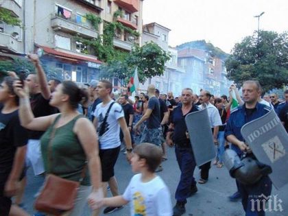 Хората в Асеновград искат да видят с очите си бутането на ромски къщи