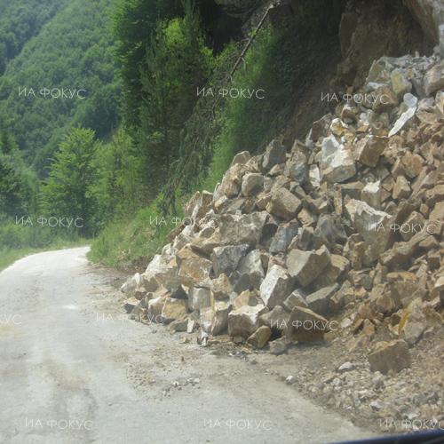 Смолян: Повишена е опасността от падащи камъни по всички пътища в областта, пътните настилки са мокри на места