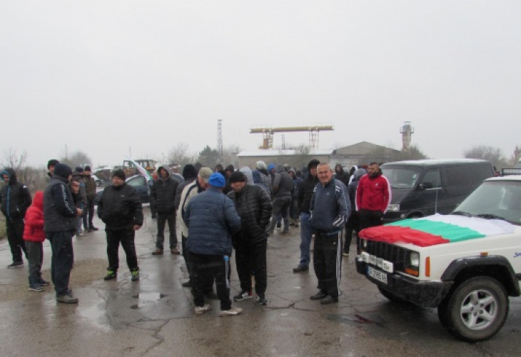 Автомобили и селскостопанска техника затвориха пътя Русе-Кубрат (СНИМКИ)