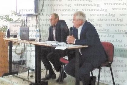 На националните външни оценявания в 7 клас учениците задължително трябва да пишат с черен химикал, ще имат персонални места за работа и само 4 листа за чернова