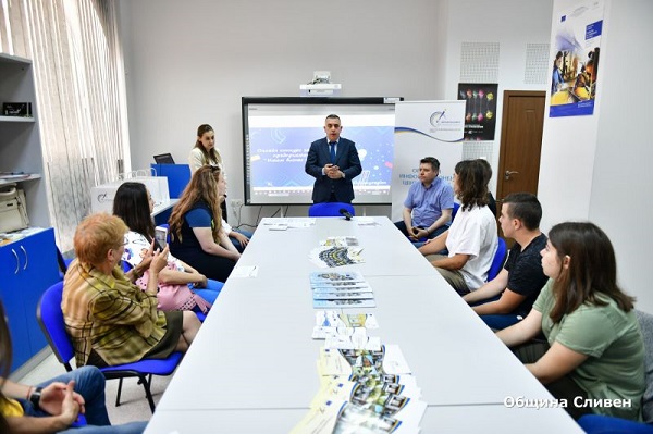 Сливен: Кметът Стефан Радев награди участниците в конкурса „Имам бизнес идея!“