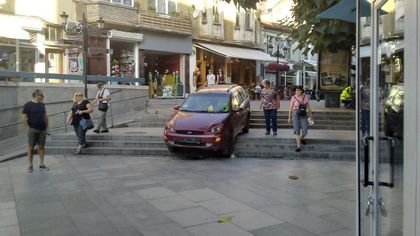 Шофьор пробва да мине през подлеза на аптека Марица (СНИМКА)