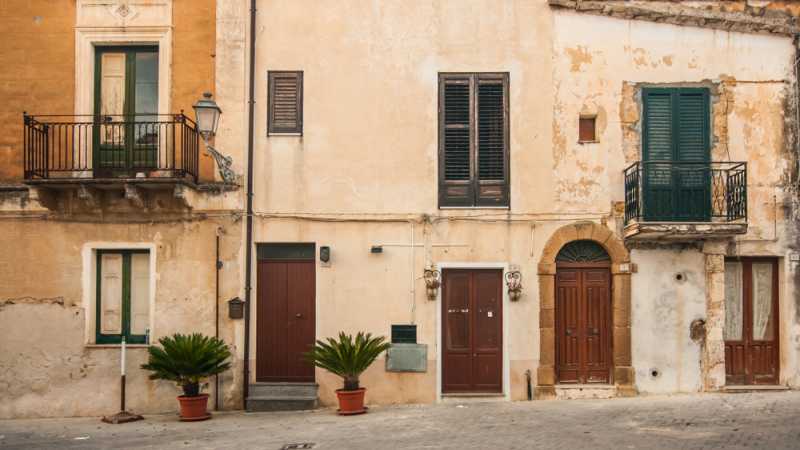 Град в Сицилия продава къщи за едно евро