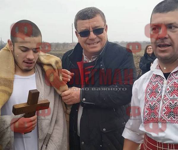 Дарин Статев спаси кръста в Камено, традицията оживя след 60-годишно прекъсване (СНИМКИ)