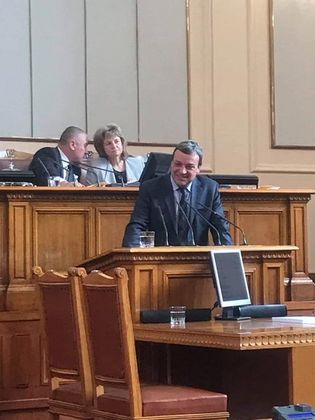 Народният представител д-р Александър Александров зададе въпроси към министрите на здравеопазването и на регионалното развитие и благоустройството