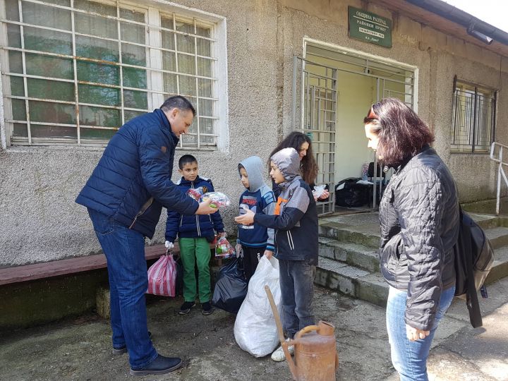 Разградски деца получиха лакомства срещу предадени чували с отпадъци