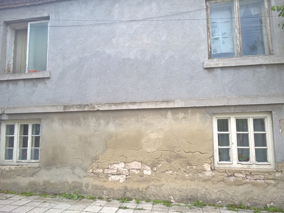 В Девня счупиха тъпомера - чичка вгражда уникална мраморна плоча в къща, друг я краде посред бял ден (СНИМКИ)
