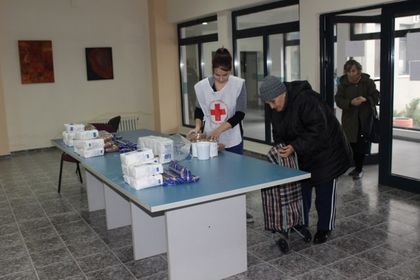 Раздават храни на бедните в „Западен”