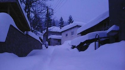 Кметове и доброволци помагат на възрастни хора във високопланински села