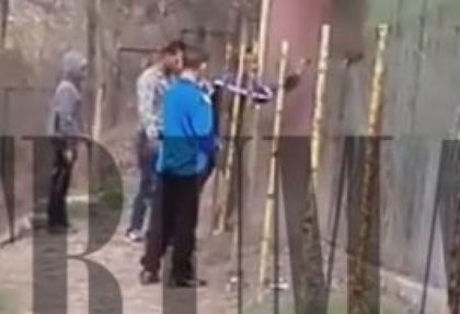 Гавра в благоевградския зоопарк! Роми бият и замерят лъва и маймуната с камъни, охраната е безсилна (ВИДЕО)