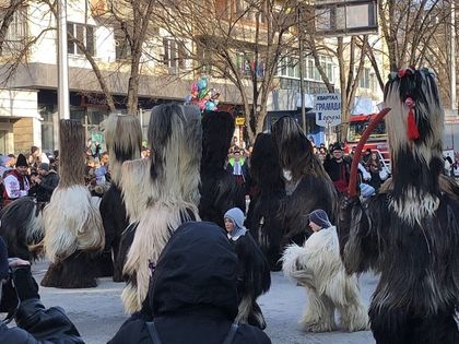 Благоевград: Кукери и сурвакари гонят злите сили в града