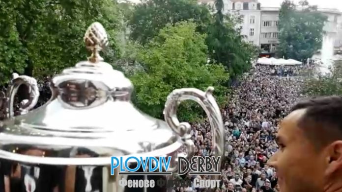 ВИДЕО: Локо показа Купата от терасата на Общината след шествие от Лаута!
