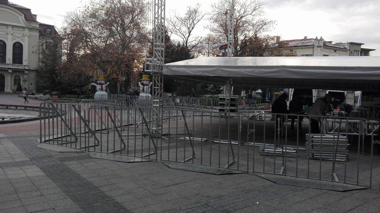 Сглобяват откритата сцена пред Общината за Новогодишния купон