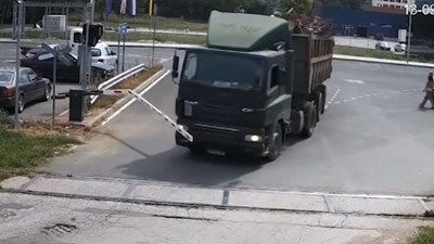 Камион помете жп прелез по линията Левски - Ловеч при сигнал за идващ влак (Видео)