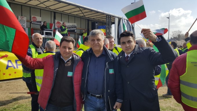 Народните представители от БСП Димитър Данчев и Манол Генов подкрепиха протеста на българските транспортни фирми в Страсбург