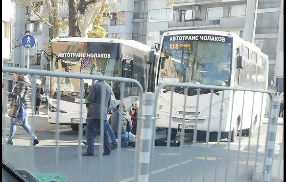 СНИМКА: Автобус помете пешеходка на кръгово кръстовище в Пловдив!